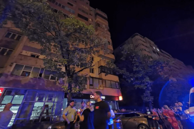 Mama gemenilor căzuți în vară de la etajul 10 al unui bloc din Ploiești, decăzută din drepturile părinteşti. Femeia mai are un băiețel