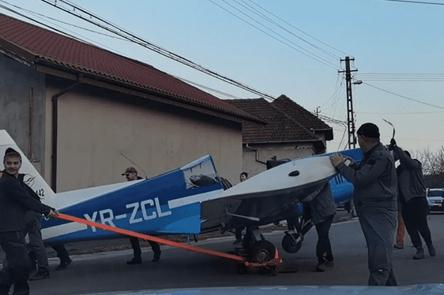 VIDEO | Un avion de antrenament a aterizat forțat pe un câmp din Hunedoara din cauza unei defecțiuni la motor