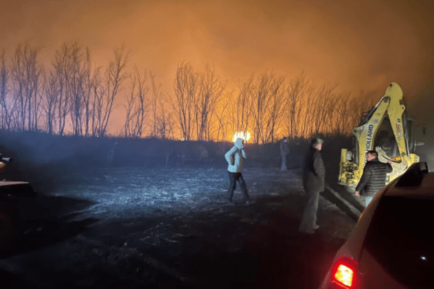 Incendiu de proporții, de vegetație uscată, în Dolj. Intervin patru autospeciale de pompieri