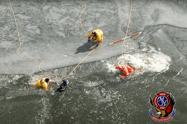 Doi adolescenți americani, salvați după ce au căzut în apele înghețate ale lacului pe care se antrenau pompierii