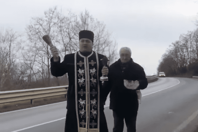 VIDEO | „Curba morții” din Bacău, sfințită de un preot. „Fie să ajungeți sănătoși la destinație și să fiți izbăviți de accidente”