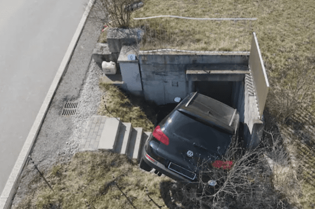 Copil de 13 ani rănit grav, după ce a furat o mașină și a căzut cu ea într-o stație de pompare a apei, în Elveția