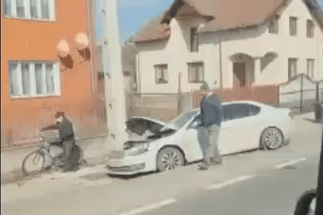 O mașină cu trei refugiați ucraineni a intrat într-un stâlp, în Bistrița-Năsăud. Care este starea victimelor