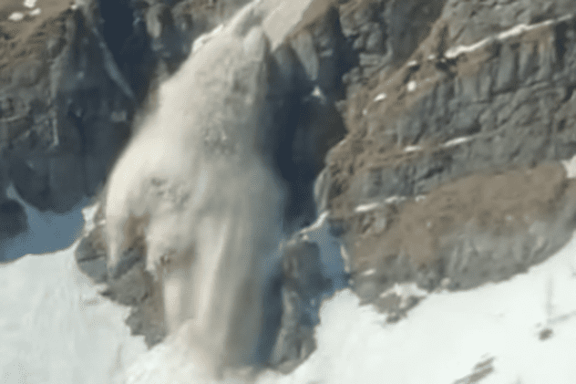 Avalanșă pe un traseu turistic din Bucegi, filmată din telecabină. Mesajul Salvamont