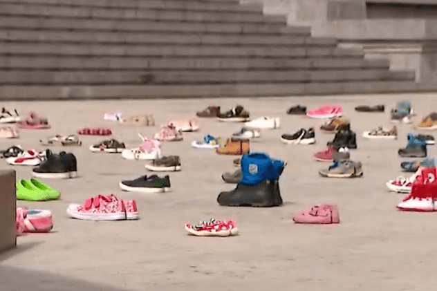 145 de perechi de pantofiori, pentru 145 de copii uciși. Cele mai mici victime ale războiului din Ucraina au fost comemorate la Tbilisi