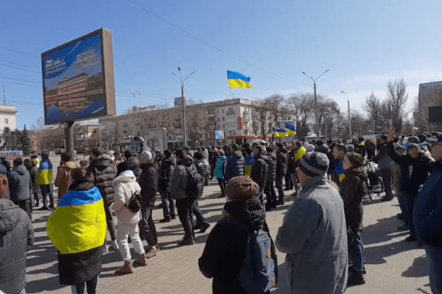 Proteste în mai multe orașe ocupate de forțele ruse. Mii de oameni au ieșit în stradă cu steagurile Ucrainei
