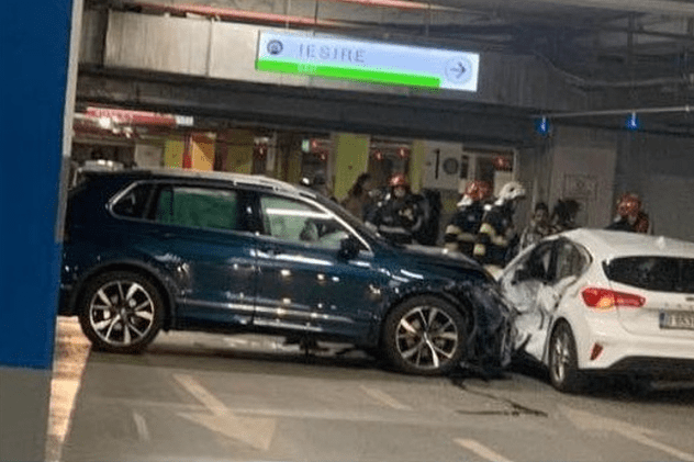 Accident cu cinci mașini, în parcarea subterană a unui mall din București. Două persoane, la spital