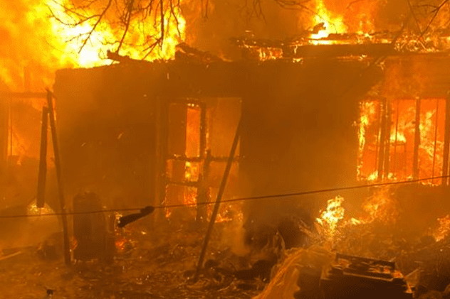 Doi frați din Neamț au murit noaptea trecută într-un incendiu violent. Casa s-a prăbușit după ce două butelii au explodat