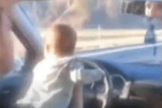Șoferul care s-a filmat conducând cu bebeluşul la volan, pe Valea Oltului, identificat de polițiști. Ce amendă a primit