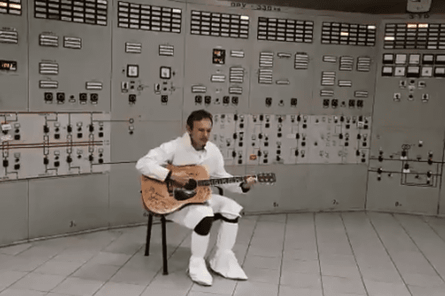 „Totul va fi bine!”. Un rocker ucrainean, cântare emoționantă, în centrala nucleară de la Cernobîl
