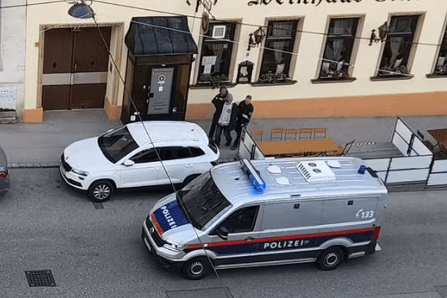 „Cruță-mă, mă las păgubaș!”. Un tâlhar român, dezarmat de pistol și bătut de proprietarul unei tutungerii din Viena