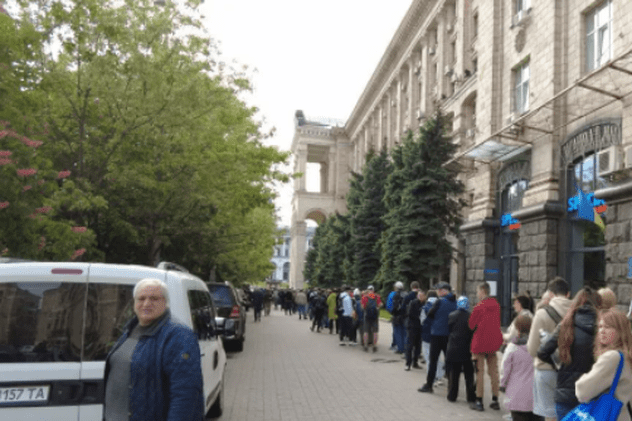 Sute de oameni stau la coadă încă de dimineață, la Kiev, pentru noul tiraj al timbrului poștal cu celebra replică „Navă rusească, du-te naibii”