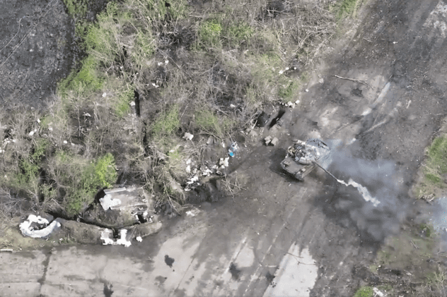 „Prada a fost bine prăjită". Imagini cu un tanc rusesc lovit de forțele ucrainene în apropierea graniței cu Rusia