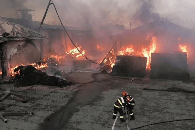 Incendiu puternic în zona industrială din Buzău. A fost emis mesaj RO-Alert din cauza fumului dens