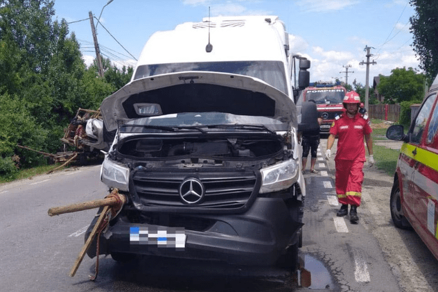 Microbuz de călători, implicat într-un accident în Dâmbovița. Patru persoane au ajuns la spital