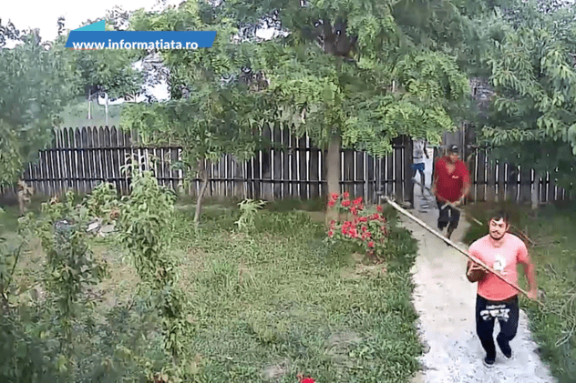 Momentul în care cinci bărbați înarmați cu topoare și bâte intră în curtea unei femei din Suceava și o amenință. Agresorii au fost reținuți
