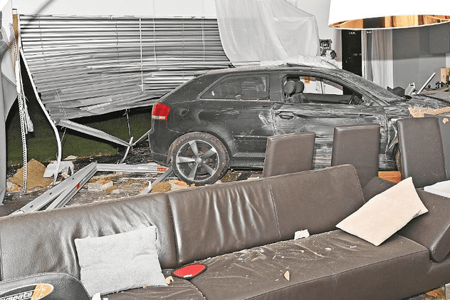 Cu mașina, direct în sufragerie! Toate persoanele implicate în accidentul din Elveția au scăpat cu răni ușoare