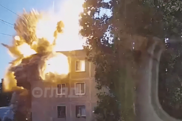 Momentul în care o rachetă lovește un bloc de locuințe din Mikolaev, înregistrat de o cameră de supraveghere