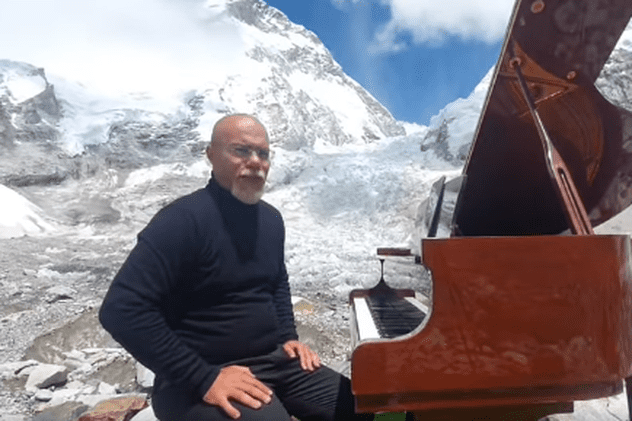 Un pianist orădean a urcat pe Everest și a cântat la peste 5.300 de metri altitudine: „Este sigur un record mondial”