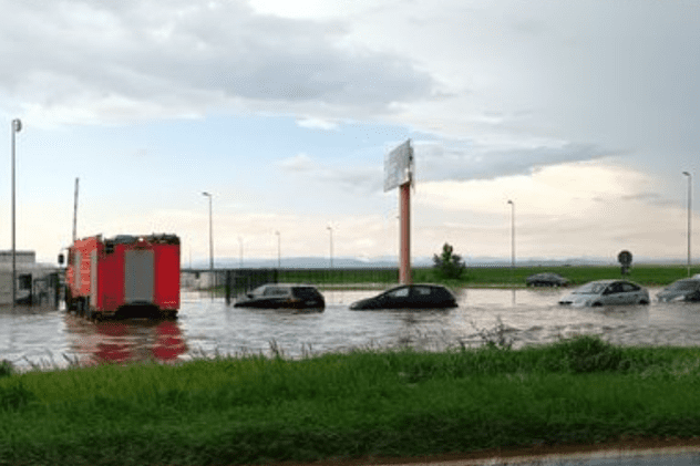 Inundații în Prahova și Constanța din cauza ploilor torențiale. Grindina a făcut prăpăd în mai multe localități