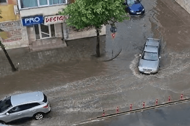 VIDEO. Străzi inundate la Tulcea și Brăila, după ploile torențiale de azi. Furtuna a făcut ravagii și în Iași