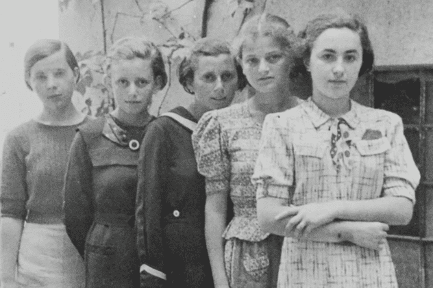 INTERVIU. „La Auschwitz n-a fost vorba doar despre dezumanizare, ci și despre distrugerea identității femeilor. Selecția lor se făcea dezbrăcându-le”