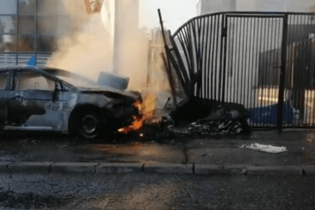 O mașină a luat foc, după ce s-a izbit de o țeavă de gaz, la Cluj | VIDEO