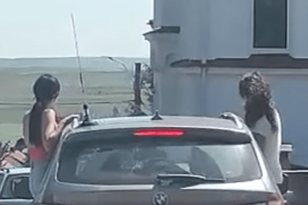 Două tinere din Suceava, filmate în trafic, ieșite pe geamul unei mașini în mers. Ce amendă au primit