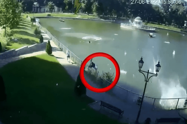 Momentul în care un tânăr ucrainean s-a salvat de bombele de la Kremenciuk sărind într-un lac, filmat de camerele de supraveghere