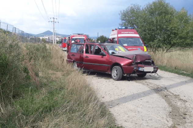 Accident cu patru răniți în Bistrița, după ce mașina condusă de un adolescent de 16 ani care consumase droguri a intrat într-un stâlp
