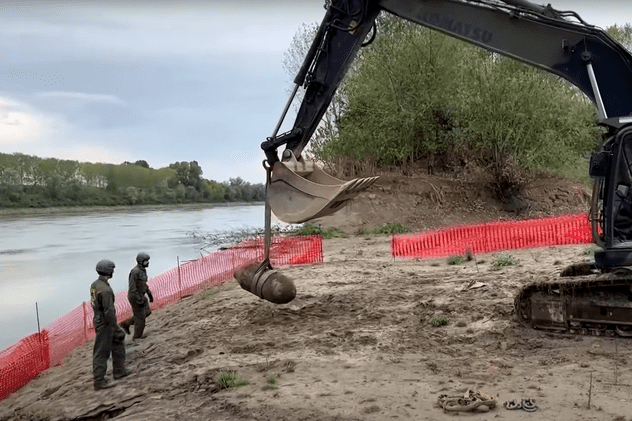 O bombă neexplodată de 450 de kilograme, scoasă la iveală de secetă, în albia râului Po
