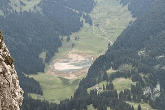 Lac din Alpii Elvețieni care a secat din cauza secetei: „A rămas o baltă”