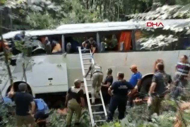 Cel puțin 3 morți, după ce un autocar a căzut într-o prăpastie, în Turcia. 37 de persoane sunt rănite