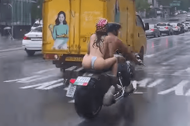 Operațiunea „Bikini”. Poliția din Coreea de Sud caută femeia care s-a plimbat cu motocicleta prin Seul în costum de baie