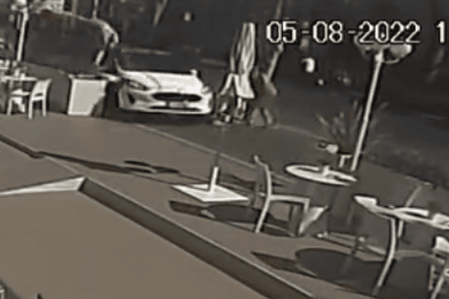 VIDEO | Momentul în care o româncă este aruncată 10 metri în aer de un șofer care conducea nebunește pe trotuar o mașină furată, în Italia