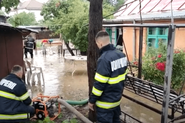 Ploile torențiale au făcut ravagii în Olt. Pompierii, chemați să scoată apa din gospodăriile inundate din Slatina