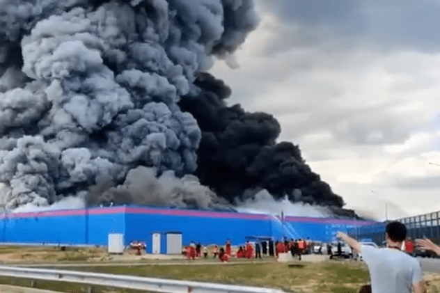 Incendiu de proporții la „Amazonul Rusiei”. O persoană a murit, 13 au fost rănite și au ars 40.000 de metri pătrați