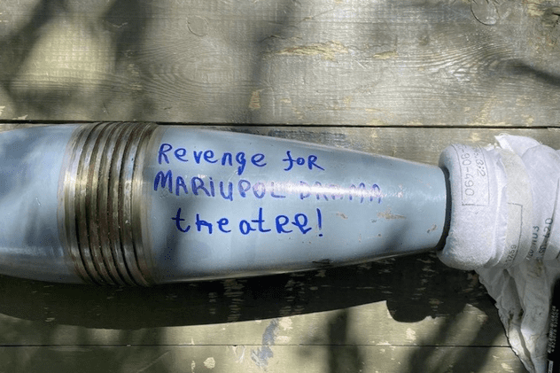 „Răzbunare pentru Mariupol!”. Ucrainenii plătesc pentru a scrie mesaje pe obuzele trase asupra rușilor. Banii sunt donați armatei