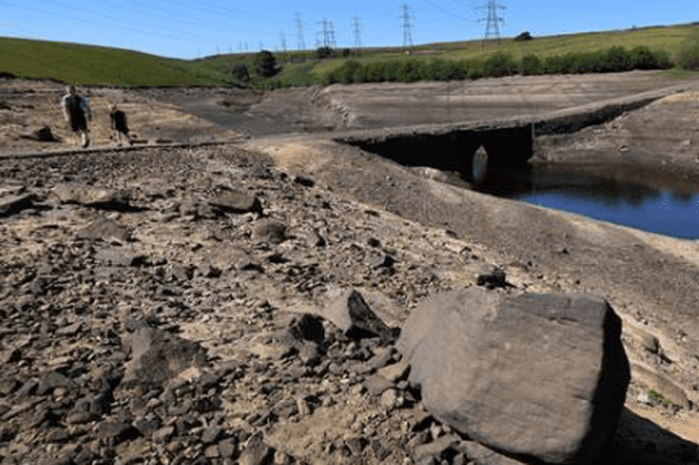 Efectele secetei din Marea Britanie. Un „sat-fantomă” a ieşit de sub ape după aproape 70 de ani
