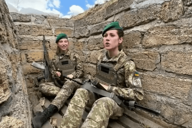Cum sună celebra melodie „Bella Ciao" cântată în tranșee, de femeile soldat din armata ucraineană