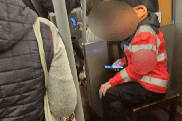 Un tânăr și-a luat scaunul cu el pentru a fi sigur că stă jos în metroul vienez￼￼￼￼￼￼￼￼￼￼