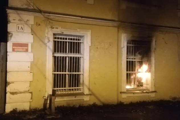 Mai multe birouri de înrolare din Rusia au fost incendiate cu cocktailuri Molotov