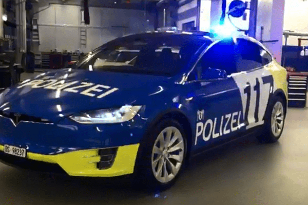 Polițiști blocați în mașina de patrulare Tesla, când au vrut să rețină un biciclist, în Elveția. Cum s-a terminat intervenția