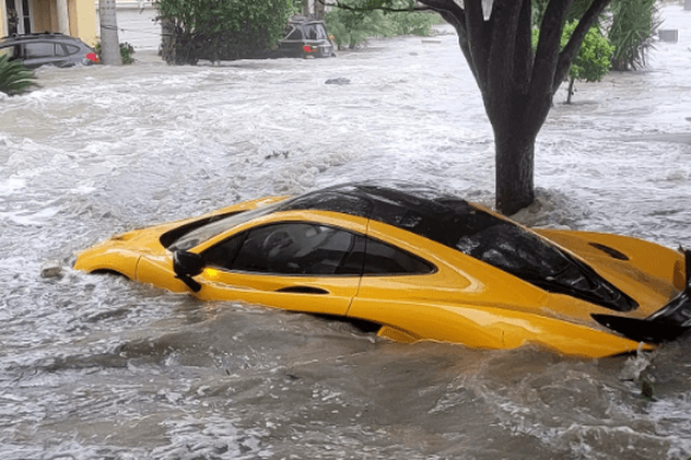 Mașină de un milion de euro, luată de ape, în timpul uraganului Ian: „O cumpărasem de o săptămână”