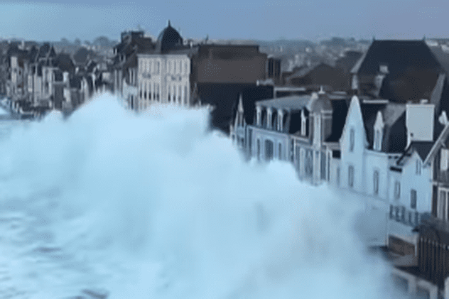 Momentul în care un val înalt de 13 metri lovește casele de pe faleză, la Saint Malo, în Franța