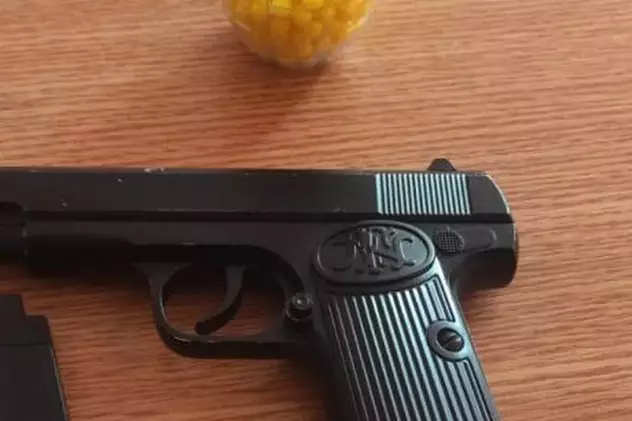 VIDEO Un elev de 16 ani din Rovinari a tras cu un pistol cu bile într-o colegă, în sala de clasă