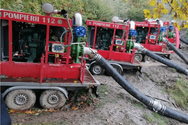 Pompierii continuă evacuarea apei din Tăul Mare-Roșia Montană. Cu cât a scăzut cota apei