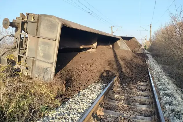 9 vagoane ale unui tren de marfă au deraiat la Răcari, județul Dolj. Călătorii sunt transportați cu autocare