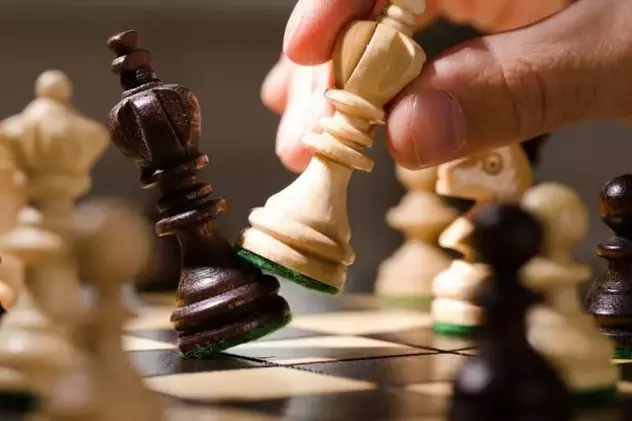 De vorbă cu maeștri internaționali ai șahului, la Alba Iulia: Despre muncă, pasiune, tabla bunicului și „Queen's Gambit”