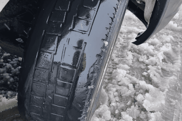 Cum circulă unii şoferi pe timp de iarnă. Poliţia Română: Nu ne mirăm că şanţul a devenit spaţiu de parcare fără voie